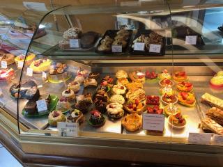 Boulangerie Au Cyrano: Pâtisserie Salon de Thé Traiteur Chocolatier Puy en Velay 0